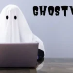 Ein Ghostwriter schreibt am Laptop