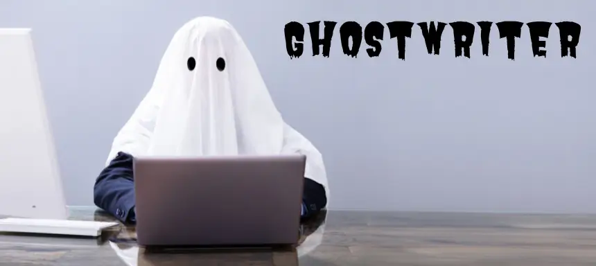 Ein Ghostwriter schreibt am Laptop