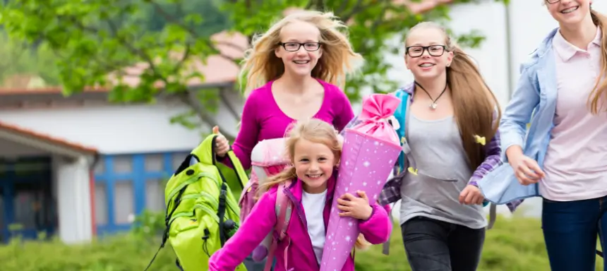 Kinder freuen sich über ihre Einschulung