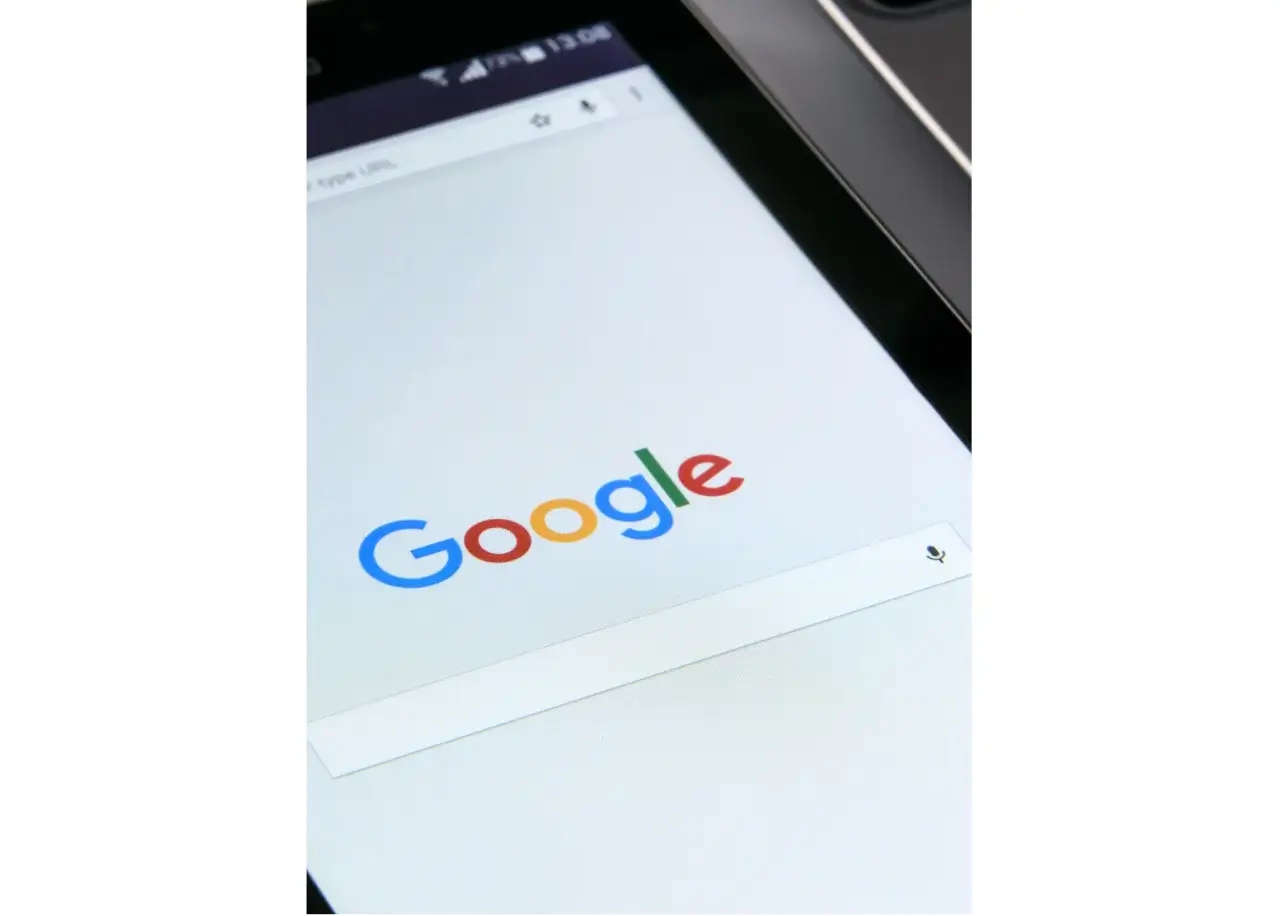 Beispiel Google, Abbildung eines Tablets mit dem Google Browser auf dem Bildschirm