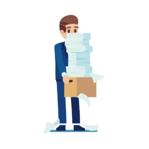 Ein Mann, der einen Papierberg voller Aufgaben in einer Kiste in den Händen hält.