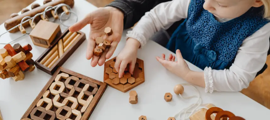 Kind spielt mit Montessori Spielsachen