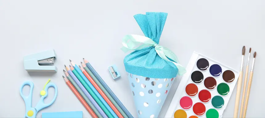 Schultüte neben der Inhalt verteilt liegt