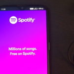 Smartphone mit Spotify-App