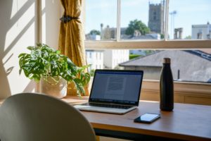 Mehr über den Artikel erfahren 7 Studentenjobs für zuhause – diese Jobs lohnen sich