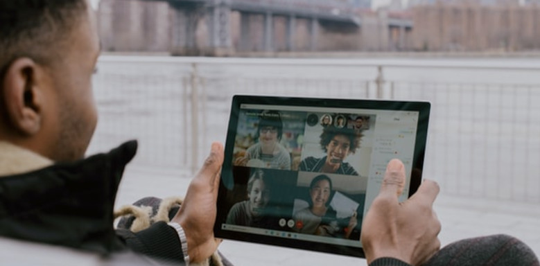 Junger Mann beim Videochat