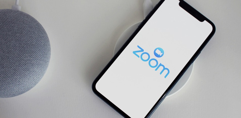 Smartphone mit Zoom-App