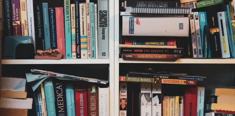 Überfülltes Bücherregal