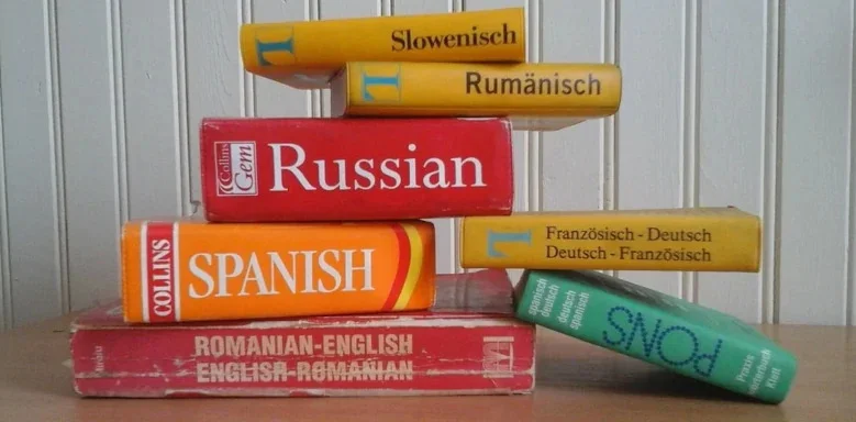 Stapel unterschiedlichster Wörterbücher