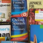 Wörterbücher für unterschiedliche Sprachen auf einem Tisch