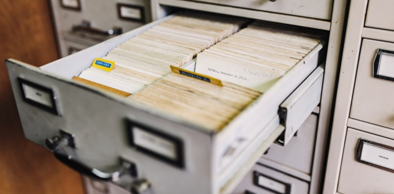 Offener Aktenschrank