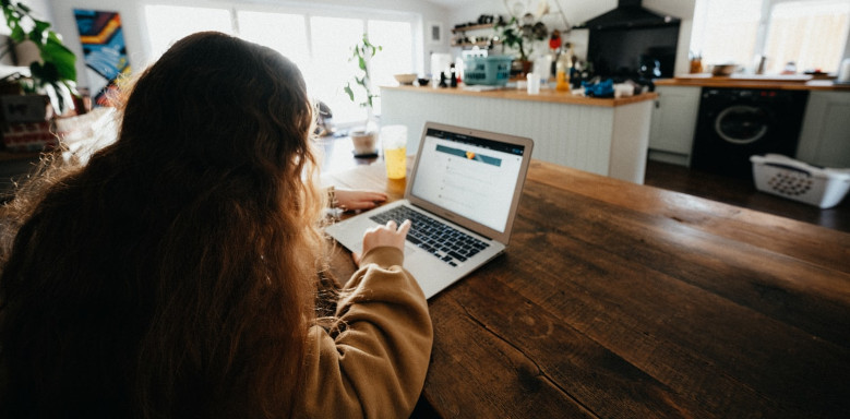 Mädchen am Laptop in der Küche