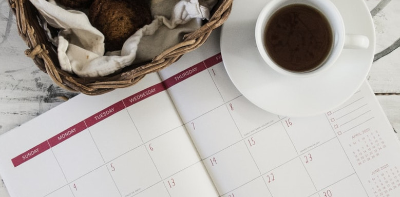 Kalender und Tasse Kaffee