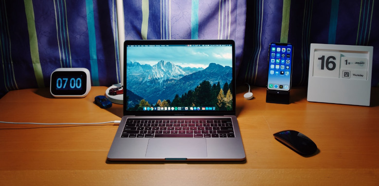 Macbook und iPhone auf dem Tisch