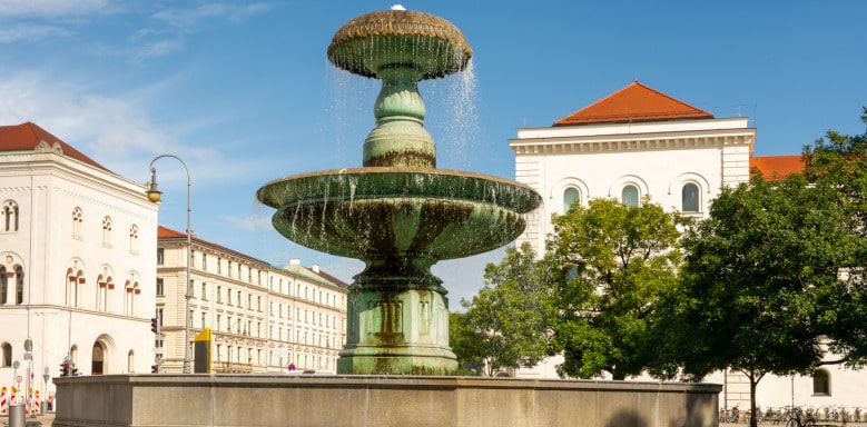 LMU München mit Springbrunnen