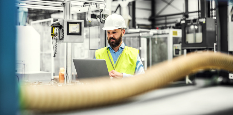 Industrieingenieur mit Laptop