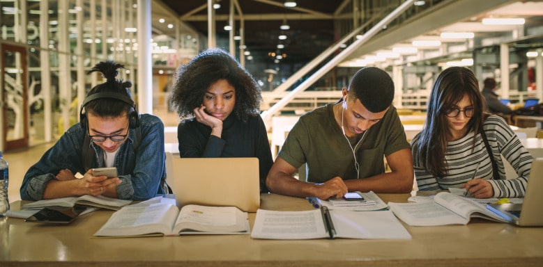 Studenten in der Unibibliothek