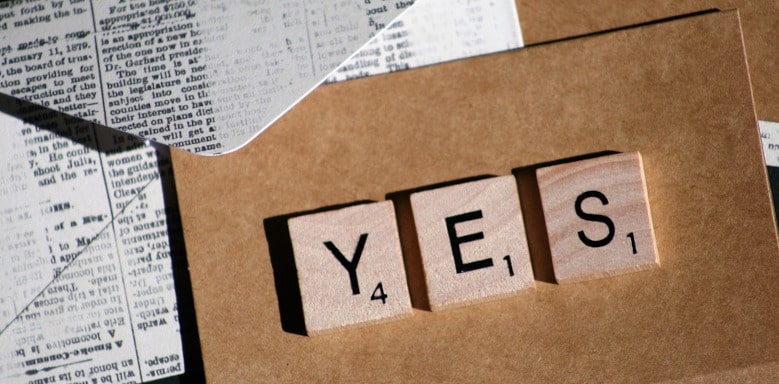Scrabble-Steine "YES"