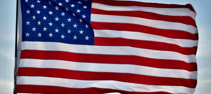 USA Absatzmarkt Flagge mit blauem Himmel als Hintergrund